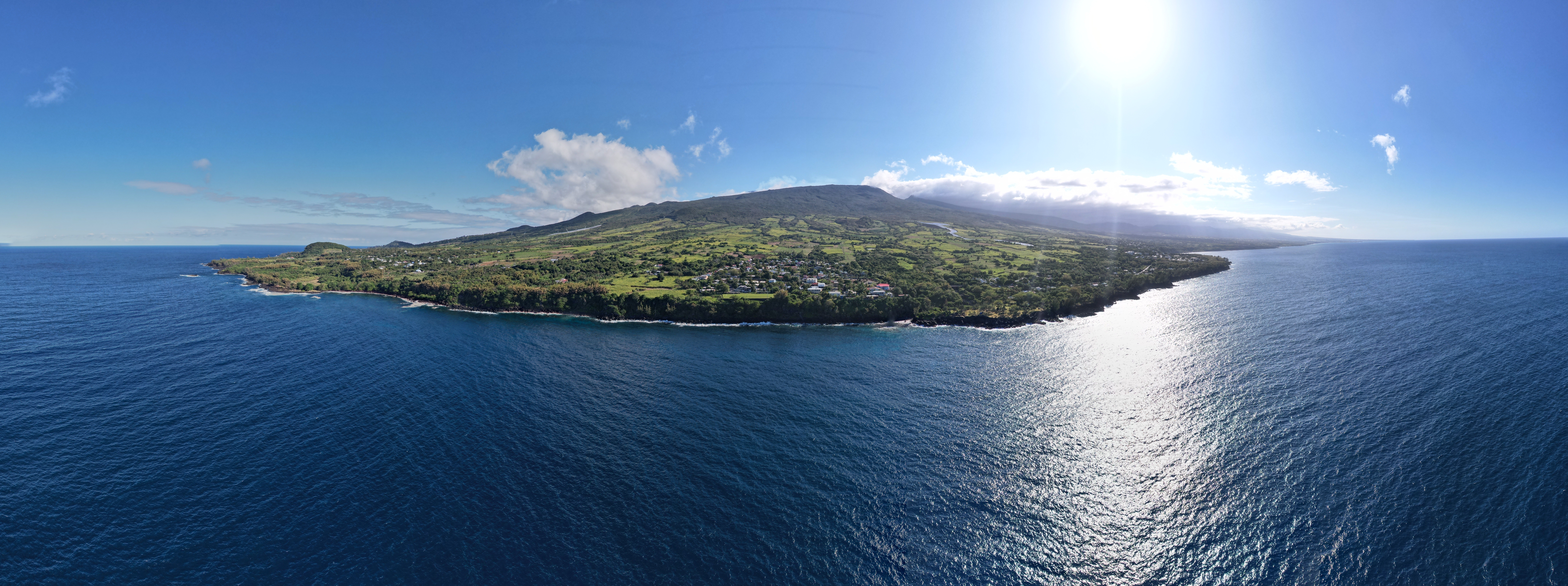 Panorama du littoral et des reliefs de La Réunion vus depuis l’océan