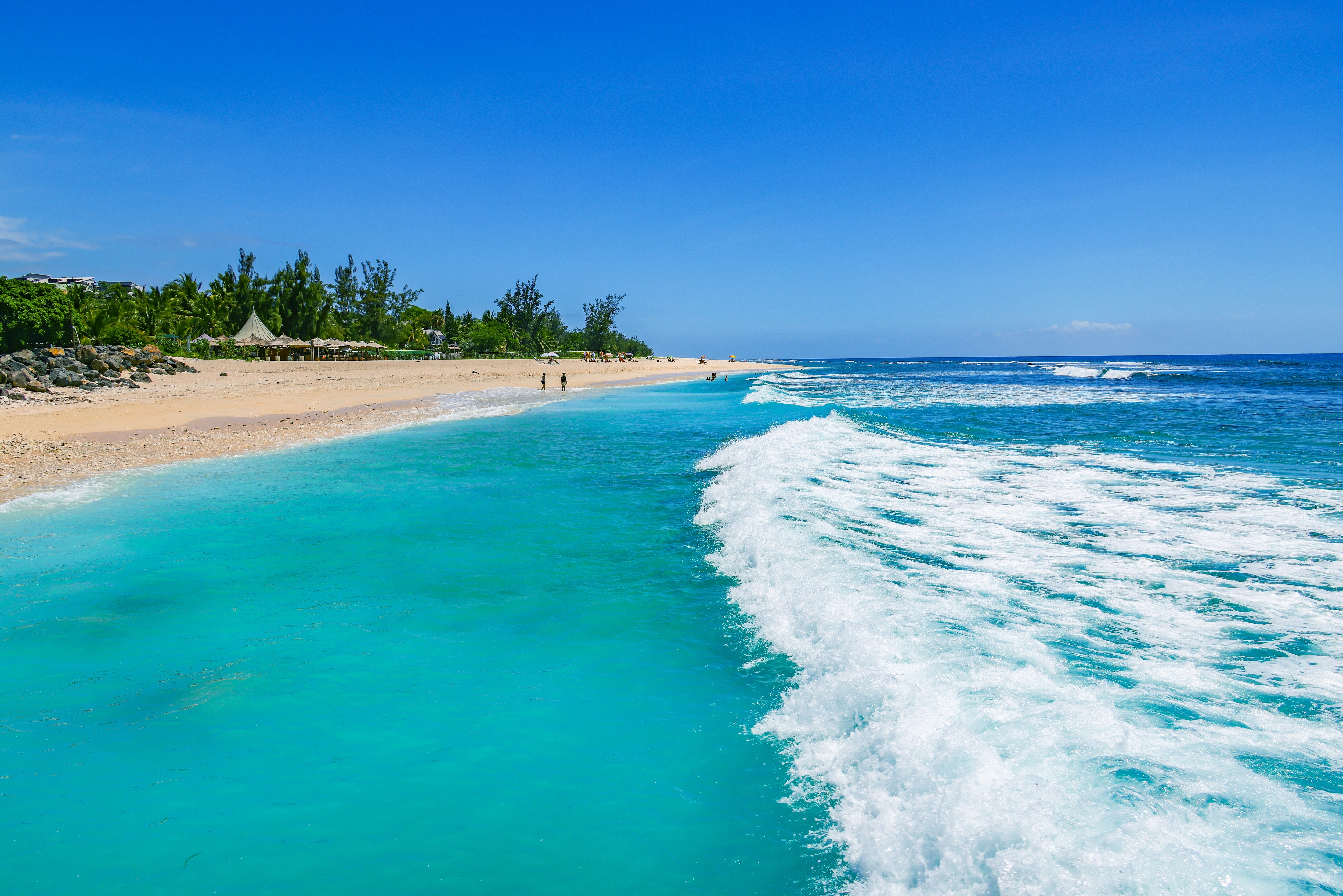 Plage et océan sous un ciel bleu à La Réunion